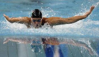 Tamas Sors of Hungary swims during the men's 100m butterfly S9 final at the National Aquatics Centre, also known as the Water Cube, in the Beijing 2008 Paralympic Games September 7, 2008. [Agencies]