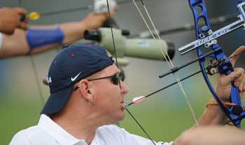 US archer Eric Bennett pulls the arrow back with his teeth during the competition of the 2008 Paralympic Games on September 9, 2008. [Xinhua]