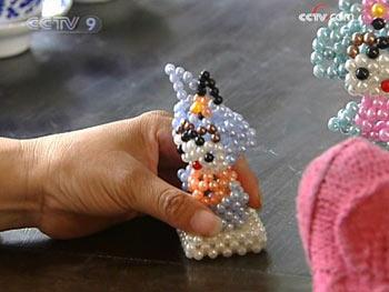 Li Jinhua loves doing handicrafts in her spare time.