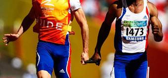 A runner and his guild compete at the National Stadium in Beijing on September 13, 2008[Xinhua]