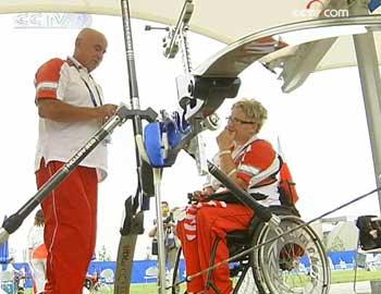 It's a big day for Malgorzata Olejnik from Poland.Her husband Ryszard is helping her relax before the match