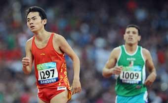 Yang Sen (L) of China won the gold medal in the Men's 100m T35 final. (Photo credit: Xinhua)