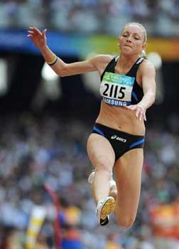 Oksana Zubkovska competes.