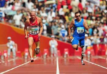 Earle Connor (R) competes.