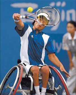 Japan's Shingo Kunieda returns during the men's singles final against the Netherlands' Robin Ammerlaan. Kuneida won 6-3, 6-0. [Xinhua]