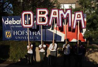 Students hold placards to show their support for US democratic presidential candidate Barack Obama at Hofstra University in Hempstead, New York, Oct. 15, 2008. Obama and Republican presidential candidate John McCain held their third and final debate at the university Wednesday.(Xinhua/Hou Jun)