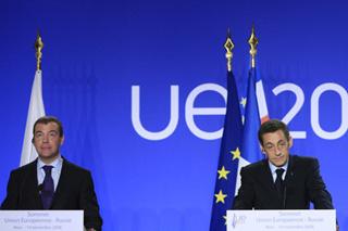 Russian President Dmitry Medvedev (L) and French President Nicolas Sarkozy attend a press conference of the EU-Russian summit in Nice, southern France, Nov. 14, 2008.The EU and Russia held the summit in Nice on Nov. 14.(Xinhua Photo)