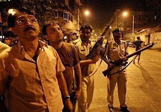 Indian policemen prepare to take position at the site of attack in the Colaba area of Mumbai.(AFP/Indranil Mukherjee)