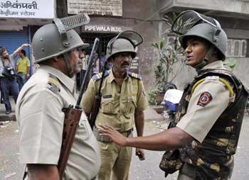 Indian policemen discuss rescue plan before the operation near Nariman House in Mumbai's Jewish centre, Mumbai, Inida on Nov. 28, 2008. Gunfight with terrorists continued on Friday during the rescue operation by Indian soliders in Mumbai's Taj Mahal hotel, Oberoi hotel and Nariman House, where many people were trapped or held as hostages by terrorists. (Xinhua Photo)