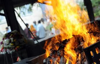 A funeral for the victims in the terror attacks is held at Shivaji Park Crematorium in Mumbai, India, Nov. 30, 2008. India's longest terror nightmare that lasted for almost 59 hours ended Saturday. Mumbai disaster authorities put the death toll to 195 and the injured 295, but the toll is rising as more bodies were collected from the attacked places.(Xinhua Photo)