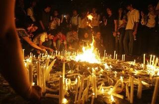 Mumbai residents light candles during a march in the streets to protest against the recent attacks on their city in Mumbai, India Wednesday Dec. 3, 2008.(AP Photo/David Guttenfelder)