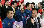 Shenzhou 7 crew starts visit to Hong Kong and Macao