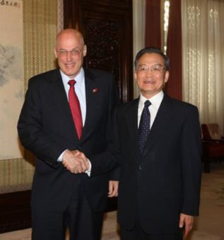 Chinese Premier Wen Jiabao (R) meets with United States Treasury Secretary Henry Paulson in Beijing, capital of China, Dec. 5, 2008.(Xinhua Photo)