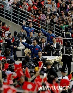 The Shenzhou-7 space team has been warmly welcomed by Hong Kong residents during a variety show at the Hong Kong Stadium. 