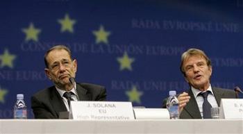 French Foreign Minister Bernard Kouchner, right, speaks during a media conference after a meeting of EU foreign ministers at the EU Council building in Brussels, Monday Dec. 8, 2008.(AP Photo/Virginia Mayo)