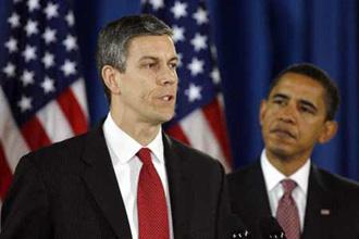 U.S. President-elect Barack Obama (R) listens to Chicago Public Schools Chief Arne Duncan during a news conference at the Dodge Renaissance Academy in Chicago December 16, 2008. Obama named on Tuesday Duncan as the next secretary of education.(Xinhua/Reuters Photo)