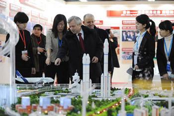 Guests from Belarussia visit the exhibition about China's Opening Up in Beijing, capital of China, Dec. 17, 2008. Diplomatic envoys of foreign countries visited on Wednesday the exhibition named "A 30-year history: Exhibition on China's Opening Up", which is due to held at the China World Trade Center from Dec. 18 in Beijing. (Xinhua/Song Weiwei)