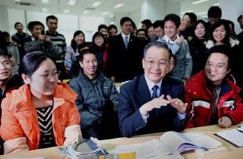 Chinese Premier Wen Jiabao (C front row) talks to students at the Beijing University of Aeronautics and Astronautics, China, on Dec. 20, 2008. Wen arrived in the university's library and chatted with students there on Saturday after attending the closing ceremony of a year-long exchange program between Chinese and Japanese young people. (Xinhua Photo)