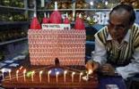 Cake resembles Taj Mahal Hotel