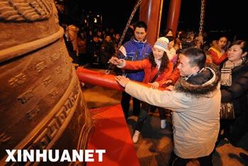 Hundreds of people flocked to the Big Bell Temple in Beijing at midnight to greet the coming of 2009 despite the freezing weather. 