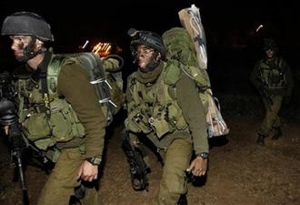 Israel infantry soldiers gather on the border just before leaving Israel for the northern Gaza Strip, Saturday, Jan. 3, 2009.  (AP Photo/Yehuda Lahiani)