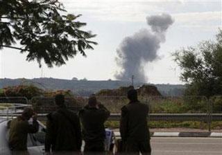 Israeli soldiers look out towards Gaza during an Israeli air strike, from Yad Mordekhay, just outside the northern Gaza Strip January 3, 2009. (Ronen Zvulun/Reuters)