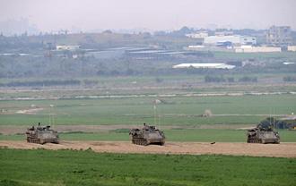 Israeli soldiers drive armored cars in Gaza strip, Jan. 4, 2009. Israeli on Sunday army clamed 30 injureds since the ground operation on Jan. 3, 2009. (Xinhua/Yin Bogu)