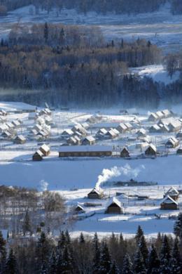 Photo taken on Jan. 4, 2009 shows the scenery of Hemu village of Burqin County in northwestern China's Xinjiang Uygur Autonomous Region. In winter, heavy snow covers trees and hills at the scenic spot of Burqin County.(Xinhua/Sadat)