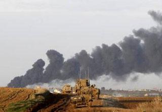 Israeli armoured military vehicles move towards the border with the Gaza Strip January 4, 2009.REUTERS/Ronen Zvulun