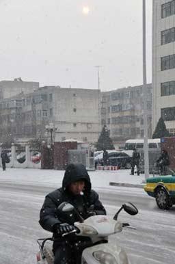 Snowfalls covered Yinchuan of Ningxia Hui Autonomous Region in northwestern China.