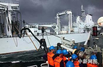 Chinese naval fleet conducts its first at-sea replenishment during the voyage to the Gulf of Aden and waters off Somalia for an escort mission against pirates on Tuesday, December 29, 2008. [Photo: China News Service]