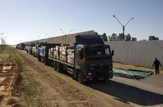 Trucks carrying humanitarian goods wait to enter the Kerem Shalom Crossing before their transfer to the southern Gaza Strip January 6, 2009.  REUTERS/Baz Ratner