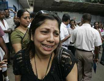 A relative of newspaper editor Lasantha Wickramatunga weeps at a hospital in Kalubowila, a suburb of Colombo, Sri Lanka, Thursday, Jan. 8, 2009. Gunmen on a motorcycle Thursday shot and killed the editor of a Sri Lankan newspaper critical of the government, the second violent attack on media this week.(AP Photo/Eranga Jayawardena) 