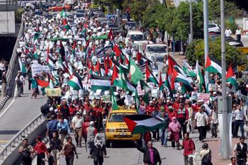 Demonstrators march to the United States Embassy to Malaysia to hold a protest against the US support for Israel's continued military attacks on the Palestinians in the Gaza Strip, in Kuala Lumpur, Jan. 9, 2009. (Xinhua/Chong Voon Chung) 