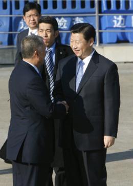 Chinese Vice President Xi Jinping (R) is greeted by Macao SAR Chief Executive Ho Hau Wah (L) upon his arrival in Macao, south China, Jan. 10, 2009. Xi Jinping arrived in Macao via the Gongbei cross-boundary checkpoint, which connects Macao with neighboring Chinese mainland city Zhuhai, here Saturday morning, kicking off a two-day inspection tour of the Special Administrative Region (SAR). (Xinhua Photo)