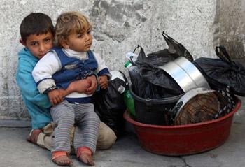 Palestinians leave their homes after Israel's offensive in Gaza, Jan. 9, 2009.(Xinhua Photo)