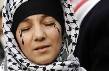 A woman takes part in a demonstration against Israel's offensive in Gaza Strip in Marseille, Jan. 10, 2009. (Xinhua/Reuters Photo)