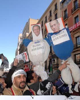 People take part in a demonstration on Jan. 11, 2009 in Madrid, capital of Spain, to protest against Israeli's continued military attacks on the Palestinians in the Gaza Strip. (Xinhua/Chen Haitong)