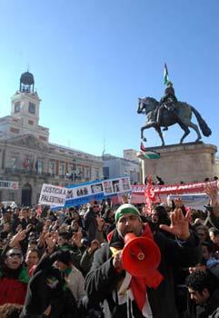 People take part in a demonstration on Jan. 11, 2009 in Madrid, capital of Spain, to protest against Israeli's continued military attacks on the Palestinians in the Gaza Strip. (Xinhua/Chen Haitong)