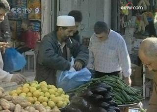 Monday saw the Israeli military continuing its policy of stopping fire for 3 hours everyday to allow residents to leave their homes and stock up on supplies.(CCTV.com)