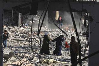 Palestinians inspect their houses destroyed by Israeli strikes in Gaza City on Jan. 13, 2009. Israeli soldiers fought heavy battles with local militants in Gaza early Tuesday. Medics said Monday that over 900 people have been killed and more than 4,100 others wounded since Israeli military operation on Dec. 27, 2008. (Xinhua/Wissam Nassar)