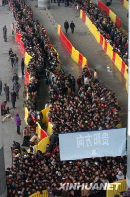 Hundreds of millions of Chinese studying or working away from their hometowns are rushing home to reunite with their families for the Spring Festival. 