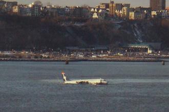 Passengers wait to be rescued on the wings of a U.S. Airways plane after it landed in the Hudson River in New York, the United States, on Jan. 15, 2009. The U.S. Airways jet on way from New York to Charlotte Thursday crashed into the Hudson River off the west side of Manhattan with more than 150 people on board. (Xinhua/He Bin)