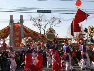 Temple fairs are one of the popular activities for Chinese people during the Spring Festival holiday.