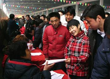 Jobseekers attend a job fair held in Fanchang, east China's Anhui Province, Jan. 31, 2009. There were lots of job fairs held, providing job opportunities to migrant workers at the end of the Spring Festival holidays, in different places of Anhui Province, one of the main sources of migrant workers in China.(Xinhua)