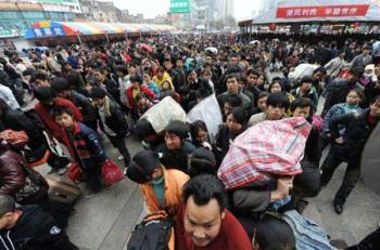 Migrant workers wait to board train at a railway station in Guiyang, capital of southwest China's Guizhou Province, Jan. 31, 2009. As the Spring Festival holidays came to end, the transportation of migrant workers from their hometowns to the cities reached peak all over the nation.(Xinhua/Wu Dongjun)