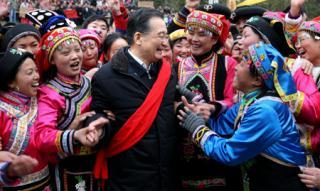Chinese Premier Wen Jiabao (C) talks to women of Qiang ethnic group at Maoershi Village, Leigu Township of Beichuan County, southwest China's Sichuan Province, Jan. 24, 2009. Tourism in southwest China's quake-hit Sichuan Province is showing signs of revival at the end of the week-long Lunar New Year holiday. [Xinhua]