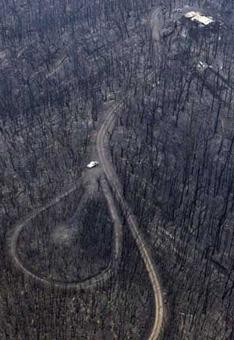 The remains of a house destroyed by bushfires is seen in the town of Kinglake, 55km (34 miles) northeast of Melbourne Feb. 8, 2009. Australian bushfires have killed 76 people and burnt hundreds of homes in the worst fire disaster in three decades, as a heatwave and strong winds sent sheets of flame racing through towns and farmland near Melbourne. (Xinhua/Reuters Photo)