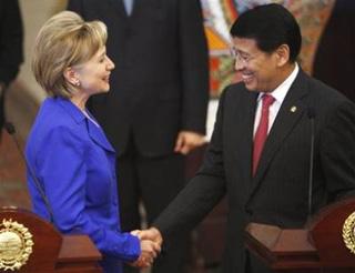 Secretary of State Hillary Rodham Clinton, left, shakes hands with Indonesian Foreign Minister Hassan Wirajuda after a press conference following their meeting in Jakarta, Indonesia, Wednesday, Feb. 18, 2009.(AP Photo/Dita Alangkara)