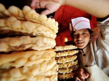 A Tibetan boy is selling the offerings to be used in the New Year, photo from Xinhua.